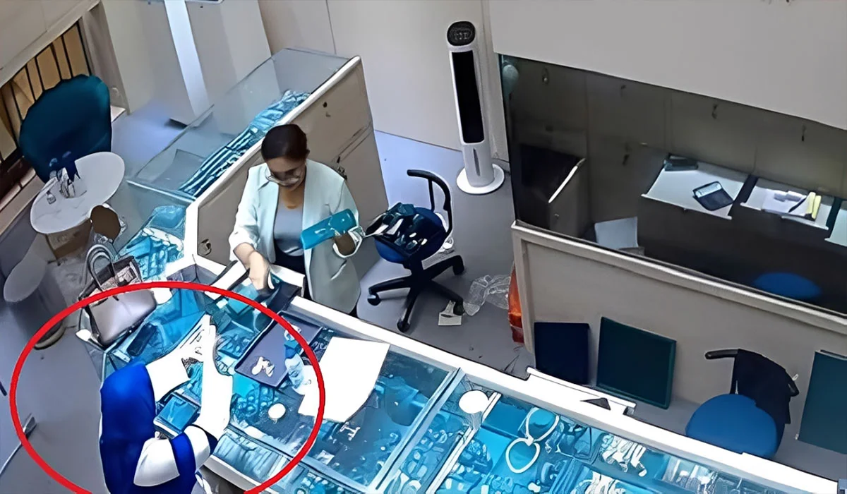 Aksi Pencuri Kalung Berlian di Mal Jakut, Bergaya Mewah Biar Aman