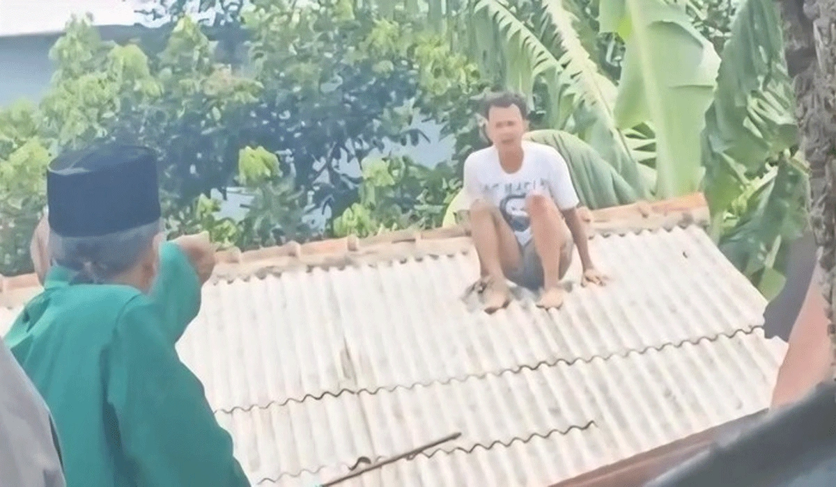 Aksi Kocak! Maling Motor Di Bogor Kabur ke Atap, Malah Kejeblos Saat Dikepung Warga
