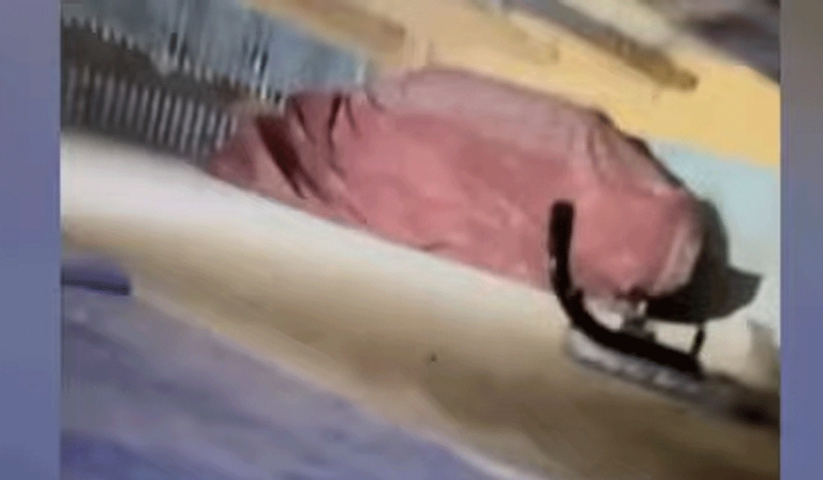 Aksi Konyol Pencuri Motor Sembunyi di Kolong Pakai Sarung Bikin Polisi Tertawa