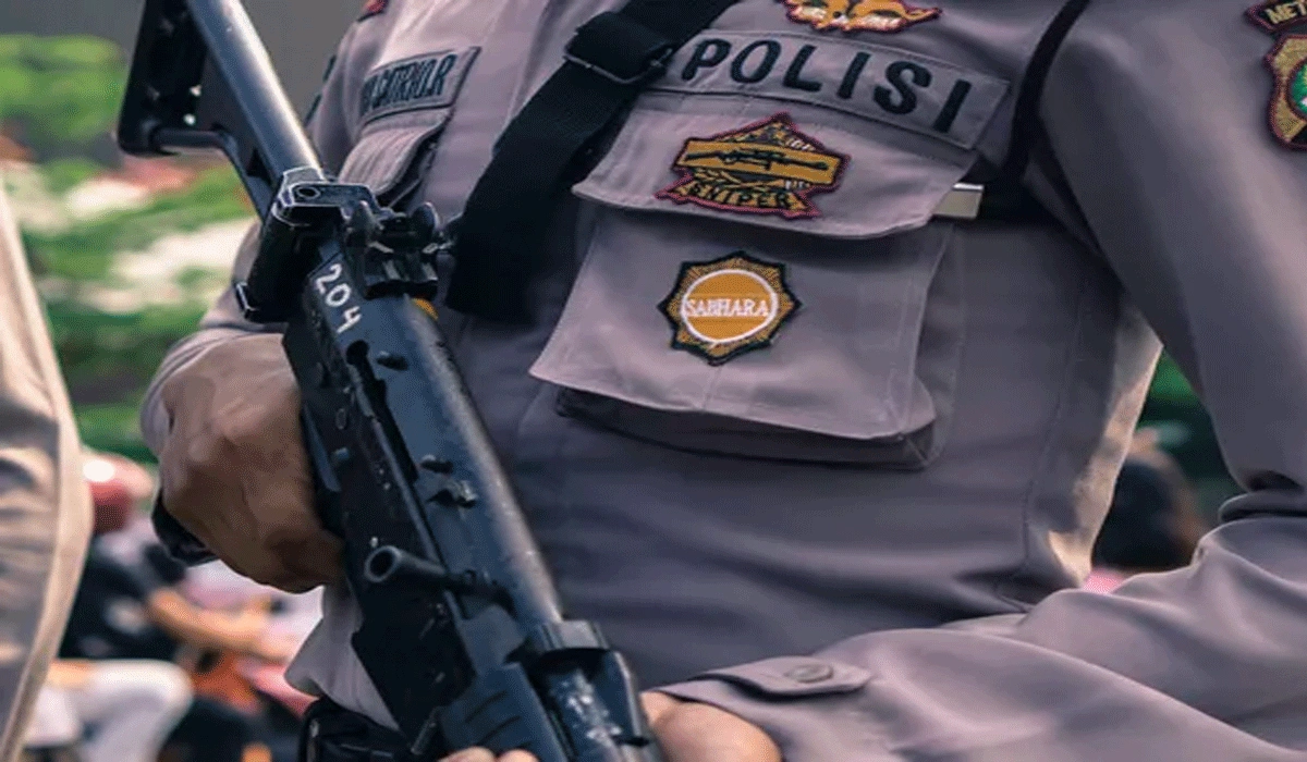 Polisi Menyelidiki Jejak dan Mengumpulkan Barang Bukti